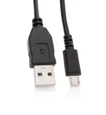 Кабель питания USB подключается к устройству записи видео.